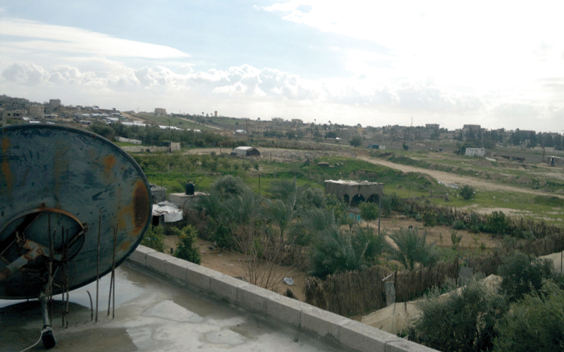 العائلات في رفح الفلسطينية تشاهد أقاربها في رفح المصرية من دون إمكانية التواجد معهم فعلياً. الإمارات اليوم