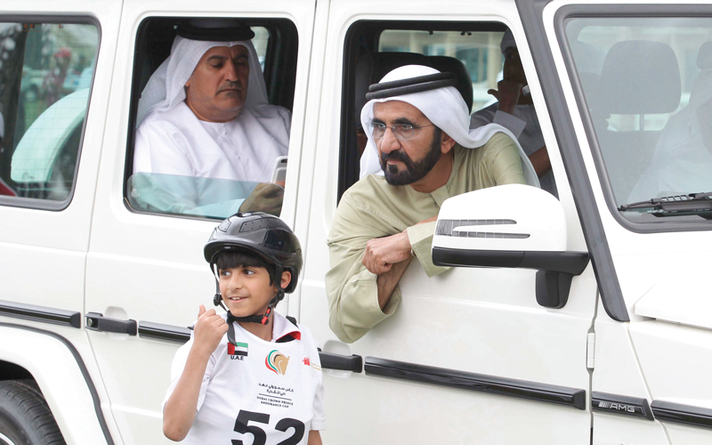 محمد بن راشد شجع الأطفال المشاركين في سباق البوني للقدرة وهنأ الفائزين. تصوير: أسامة أبوغانم