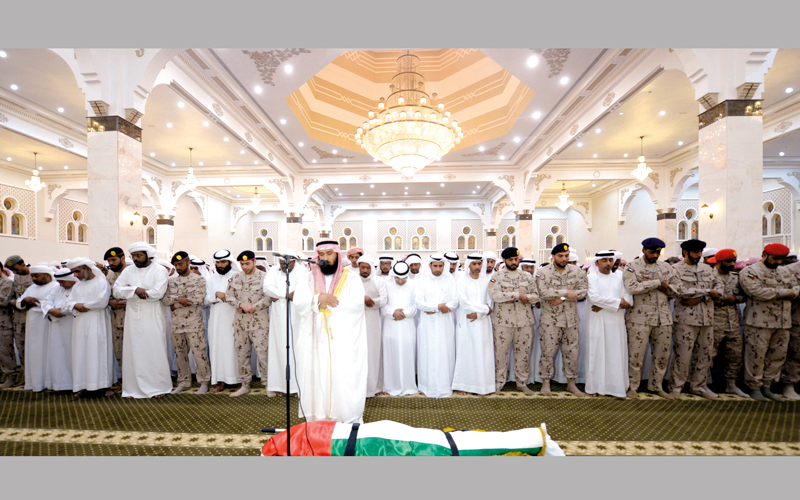 جموع غفيرة شاركت في صلاة الجنازة على الشهيد زكريا الزعابي. وام