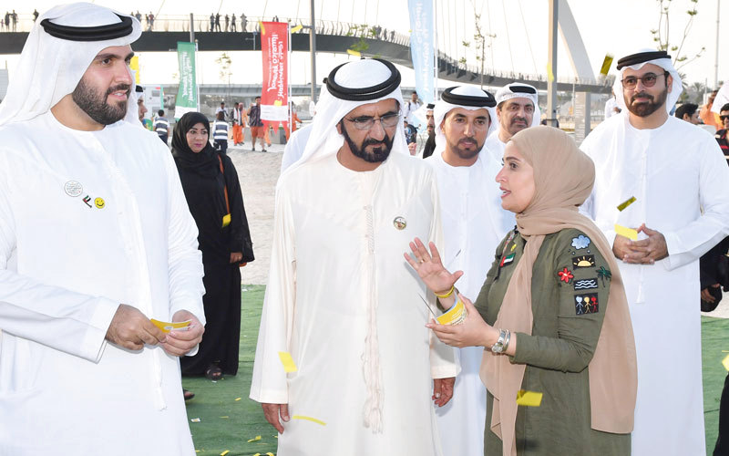محمد بن راشد يستمع إلى شرح من عهود الرومي حول أهداف الفعالية.

من المصدر