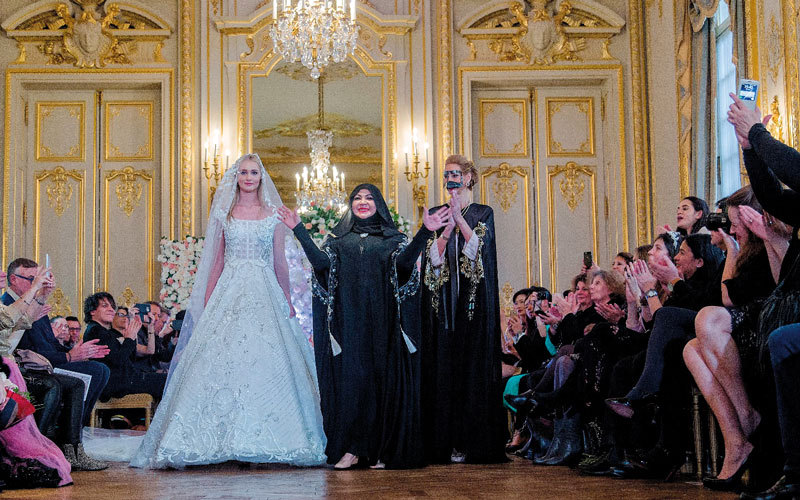 عرض الافتتاح بالعباءة الإماراتية والبرقع نال إعجاب الحضور وفنانين معروفين من المصدر