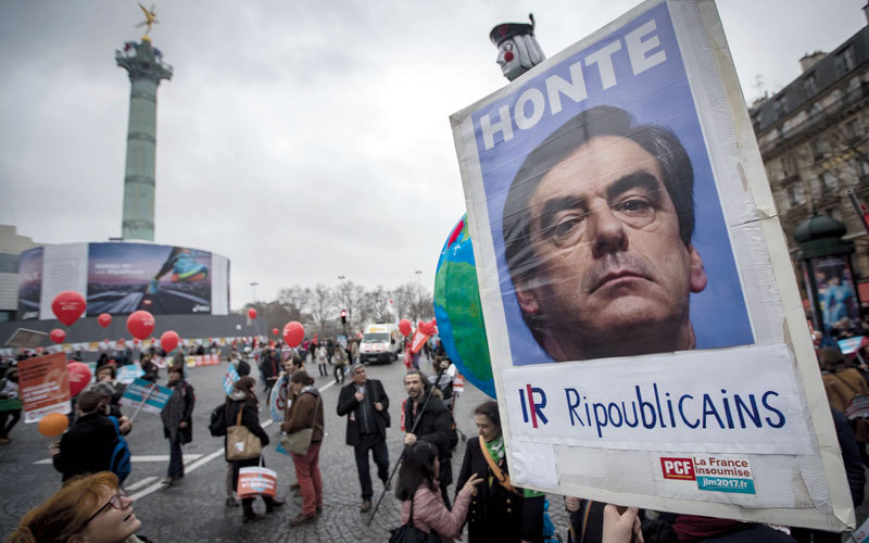 أنصار فيون في شوارع باريس حيث يكافح للبقاء على قيد الحياة السياسية.  إي.بي.إيه
