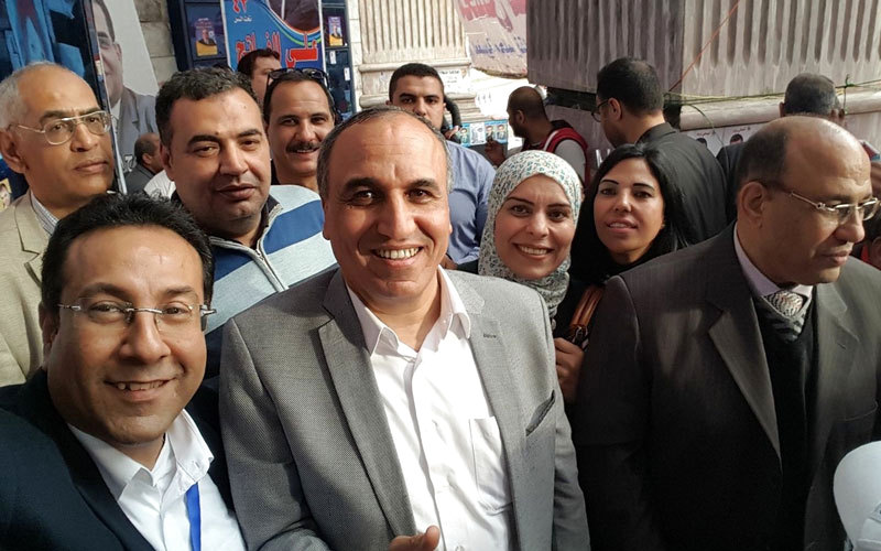 النقيب الجديد عبدالمحسن سلامة وسط جمع من الصحافيين.  أرشيفية