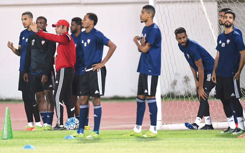 مهدي علي يوجّه اللاعبين خلال استعدادات المنتخب الوطني لمواجهة اليابان. من المصدر