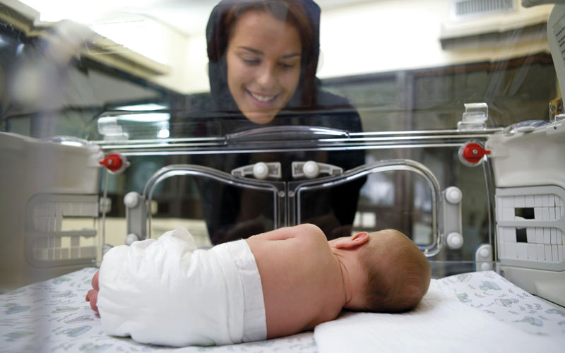 لحظات يصعب وصفها وفرحة عميقة ومبهمة هذا هو لسان حال سيدات يختبرن الأمومة للمرة الأولى.

الإمارات اليوم