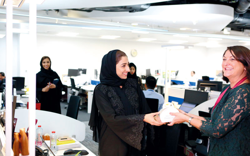 جانب من توزيع الحلوى في مطارات دبي. الإمارات اليوم