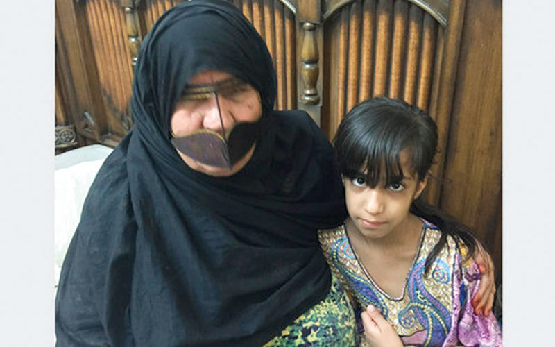 الأم عائشة والدة الشهيد خليفة اليماحي وجدة الشهيد راشد اليماحي. الإمارات اليوم