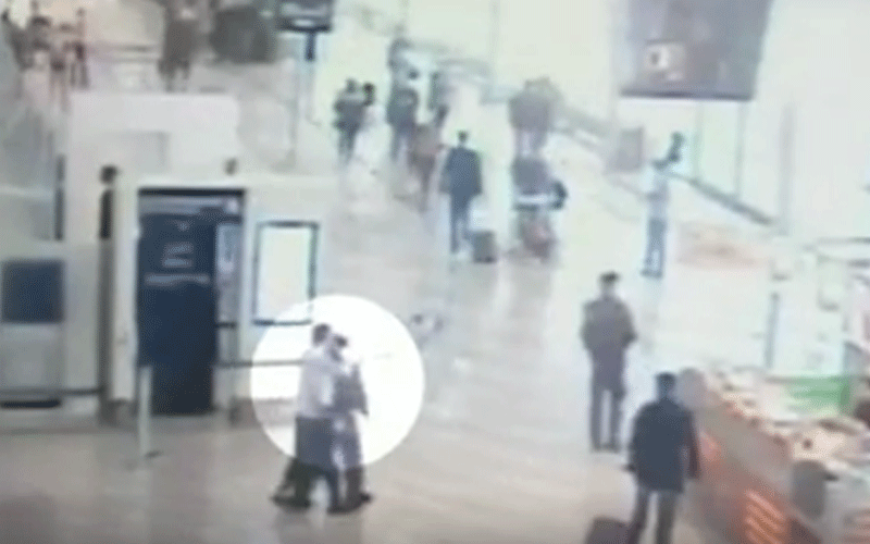 بالفيديو.. لحظة الهجوم على شرطية فرنسية بمطار أورلي
