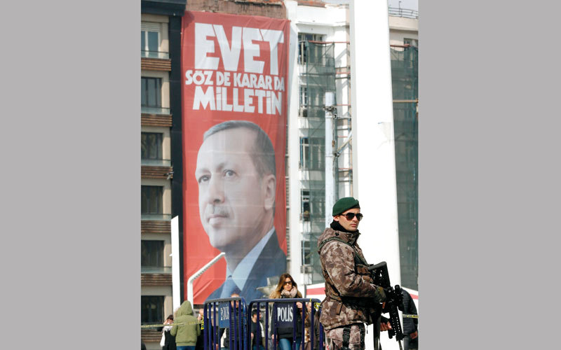 أردوغان يصعد لغة الخطاب «الشعبوية» قبل الاستفتاء. إي.بي.أيه