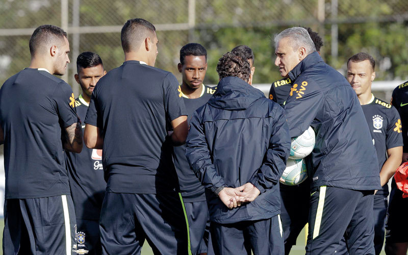 «تيتي» مع لاعبيه في الحصة التدريبية لمنتخب البرازيل أول من أمس. أ.ب