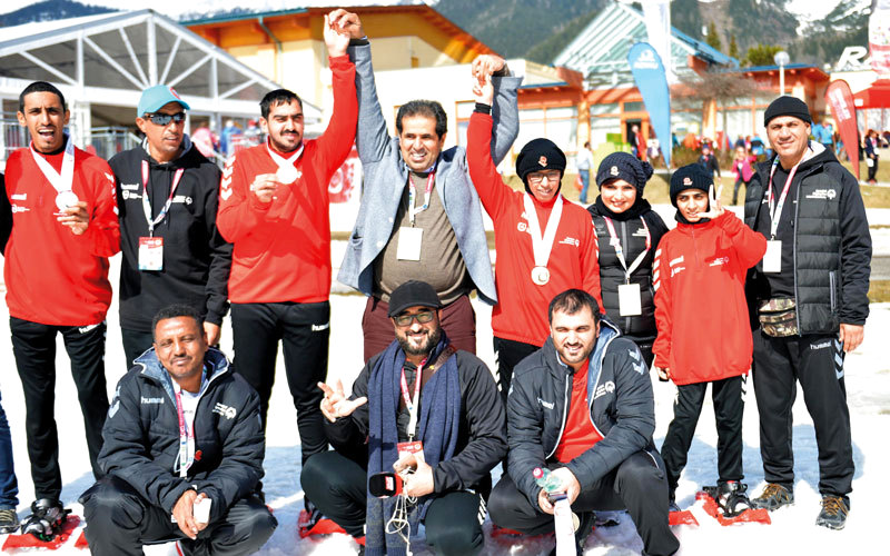 الهاملي يحتفل مع منتخب الإمارات بالإنجاز.

من المصدر