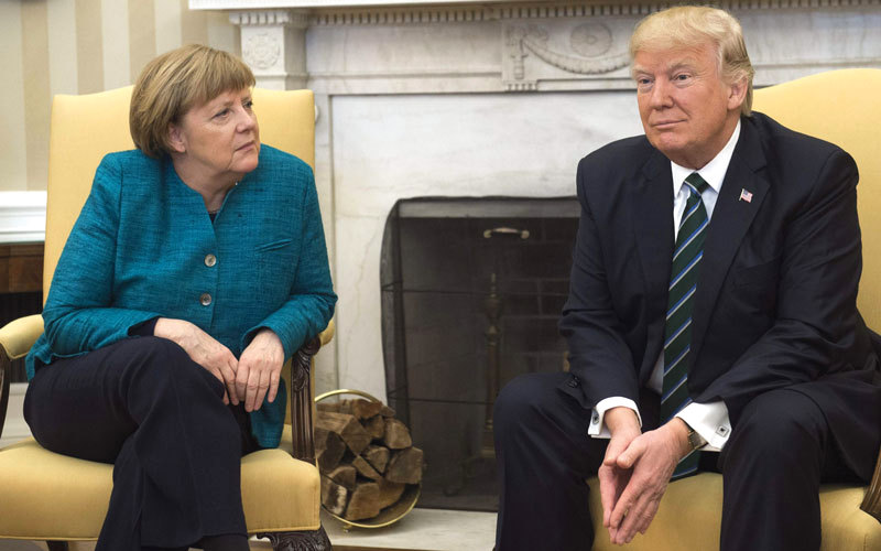 ترامب رفض مصافحة المستشارة الألمانية. أ.ف.ب