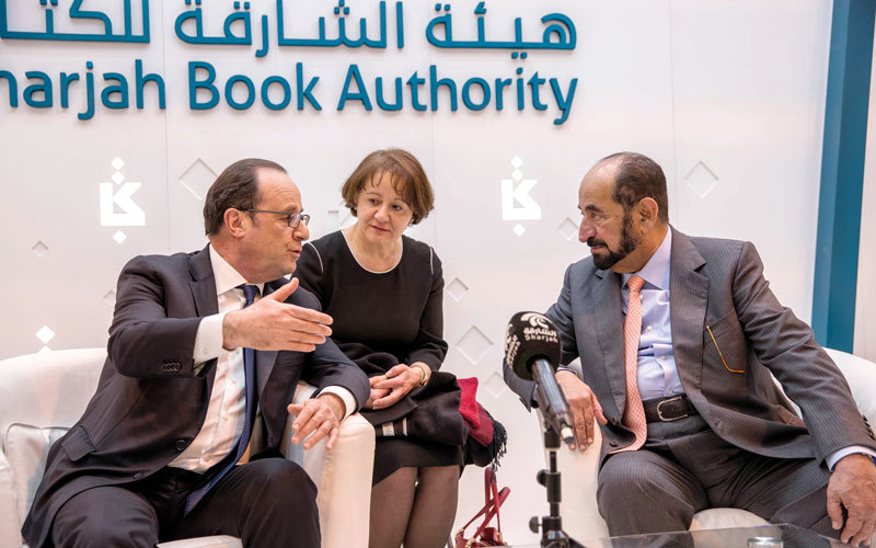 سلطان القاسمي وفرانسوا هولاند تبادلا الأحاديث الودية حول القضايا ذات الاهتمام المشترك التي انصبت في مجملها على الثقافة ودعم عملية النشر والحفاظ على التراث. من المصدر