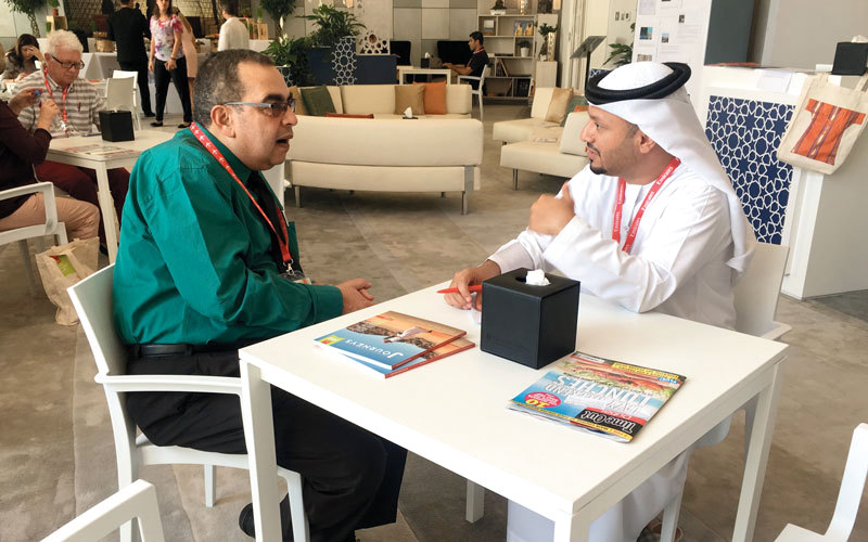 احمد خالد متحدثاً للزميل عبدالله الشويخ «الإمارات اليوم»