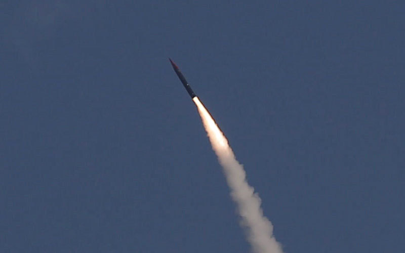 صاروخ «ارو 3» خلال اختباره في ديسمبر 2015 بالقرب من أشدود، وأطلقت إسرائيل «ارو 3» لاعتراض الصاروخ السوري. رويترز