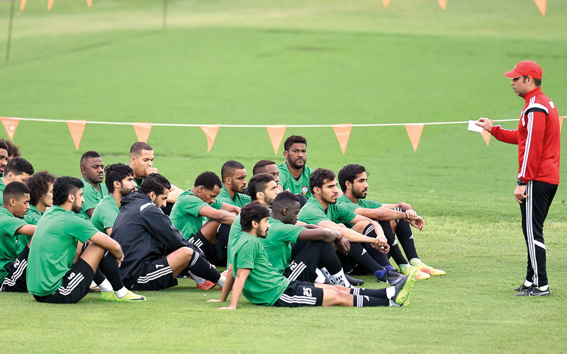 مهدي علي يحاضر اللاعبين قبل موقعة أستراليا. من المصدر