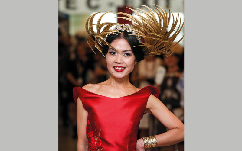 الأسترالية إليس كرويس، الفائزة بـ«أفضل قبعة».