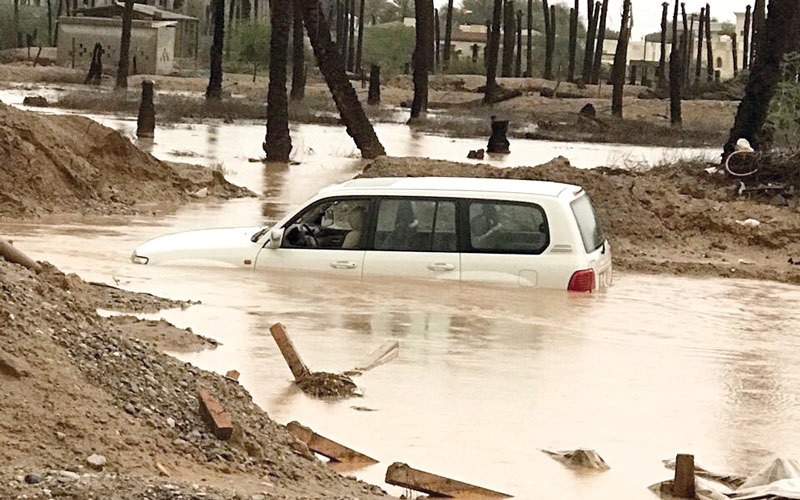 إحدى السيارتين علقت في مجرى وادي نقب. من المصدر