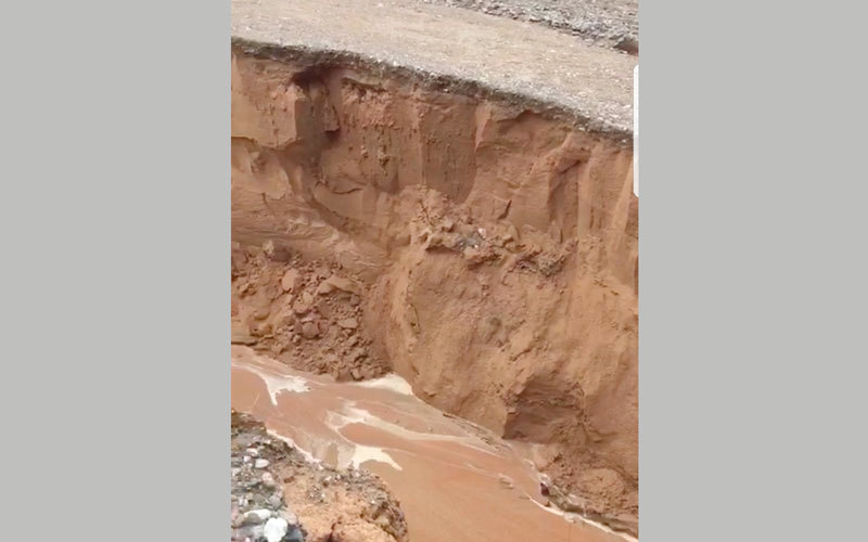 انهيار كتف الطريق على شارع الشيخ محمد بن زايد وقع باتجاه أم القيوين. من المصدر