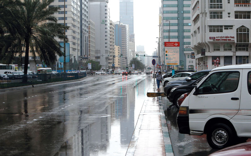الدولة شهدت أمطاراً غزيرة أمس. تصوير: نجيب محمد