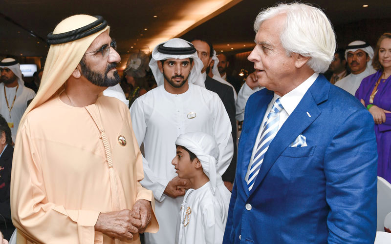 محمد‭ ‬بن‭ ‬راشد‭ ‬في‭ ‬حديث‭ ‬مع‭ ‬مدرب‭ ‬الحصان‭ ‬الفائز‭ ‬بكأس‭ ‬دبي‭ ‬العالمي‭ ‬بحضور‭ ‬حمدان‭ ‬بن‭ ‬محمد‭.‬ وام