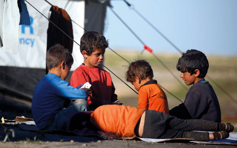 أطفال سوريون في مخيّم للاجئين بقرية عين عيسى بعد النزوح من الرقة.

أ.ف.ب