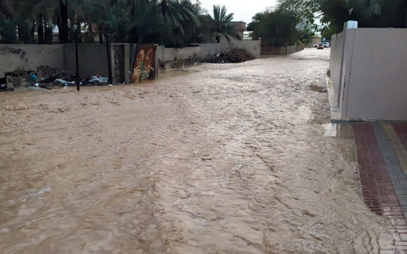 المياه غمرت الشوارع في منطقتي الحيل والفحلين.

الإمارات اليوم
