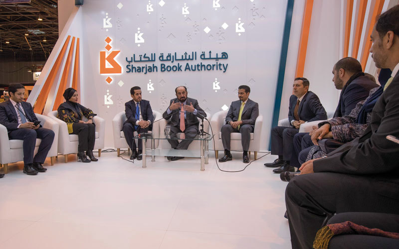 سلطان القاسمي التقى رؤساء ومديري تحرير الصحف ووسائل الإعلام المحلية في جناح الإمارة الممثل بـ«هيئة الشارقة للكتاب» في معرض باريس للكتاب.

من المصدر