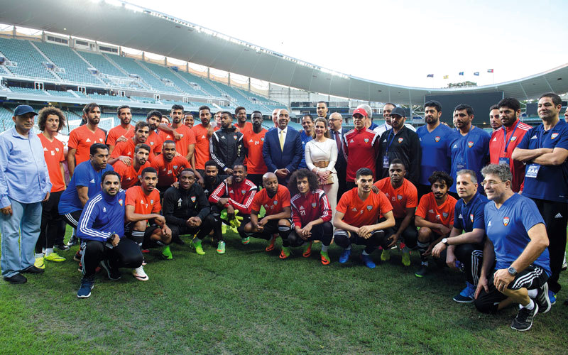 هيا بنت الحسين تتوسط أسرة المنتخب في سيدني بحضور الكتبي. من المصدر