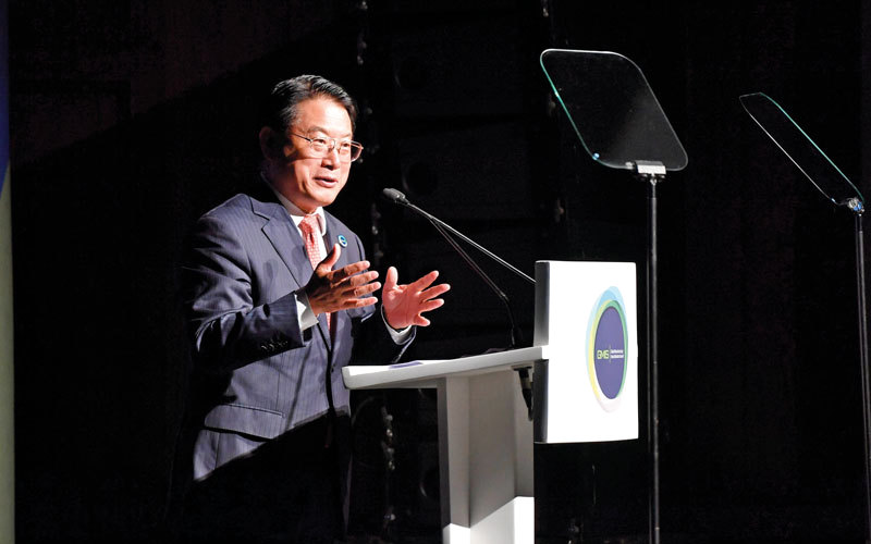 لي يونغ: &laquo;العالم الذي نعيش فيه اليوم يفرض علينا الاستعداد لاستيعاب التغيرات الكبيرة التي يشهدها القطاع الصناعي&raquo;.