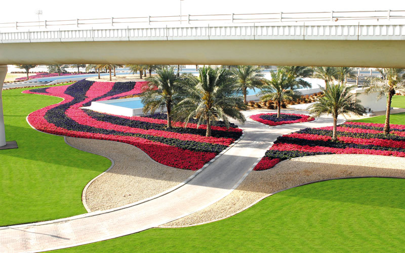 طريقة زراعة الزهور وألوانها تراعي تصاميم الطرق والجسور. من المصدر