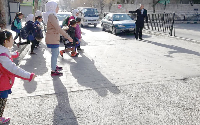 «العم موسى» يساعد الأطفال في عبور الطريق بسلام منذ 30 عاماً. من المصدر