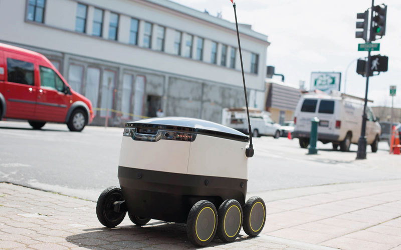 الروبوت ذاتي القيادة بالكامل ويتضمن خرائط تفصيلية دقيقة لمعالم المنطقة والمسارات. من المصدر