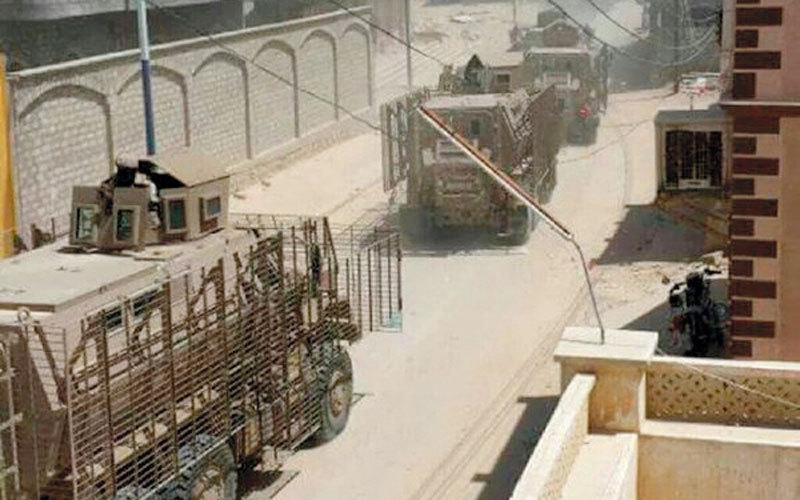 الجيش اليمني لحظة دخوله إلى المكلا عقب القضاء على التنظيمات الإرهابية بدعم من القوات الإماراتية. أرشيفية