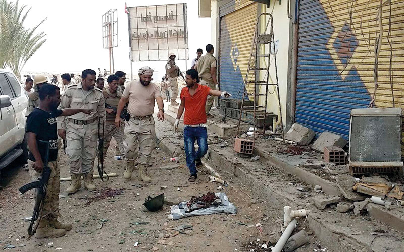 قائد قوات الحزام الأمني يزور مواقع للجنود استهدفه الارهابيون قبل أن يتم القضاء على البؤر الإحرامية في عدن. أرشيفية