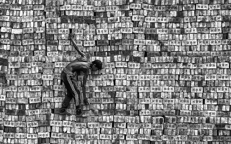 صورة محمد روكونزمان (بنغلاديش) عن المحور العام - الأبيض والأسود.  من المصدر