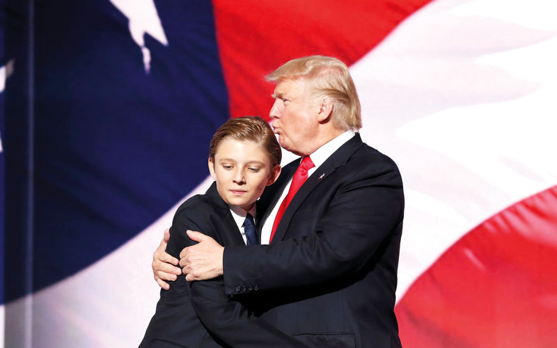 بارون مع والده قبل الانتخابات الرئاسية.  أرشيفية