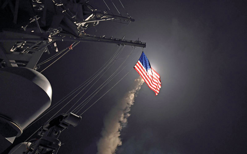 مدمرة أميركية تطلق صاروخ «توماهوك» من البحر الأبيض المتوسط على قاعدة الشعيرات الجوية في سورية. أ.ب