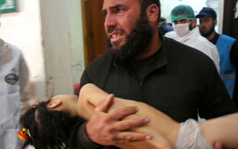 أحد الأطفال الضحايا نتيجة ضرب خان شيخون بغاز السارين. أ.ب