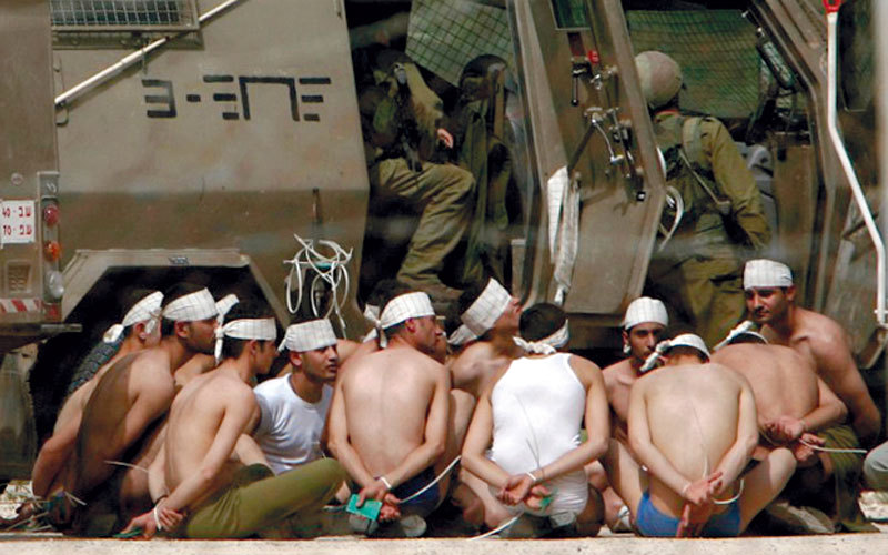الجيش الإسرائيلي يعتقل فلسطينيين.  أرشيفية