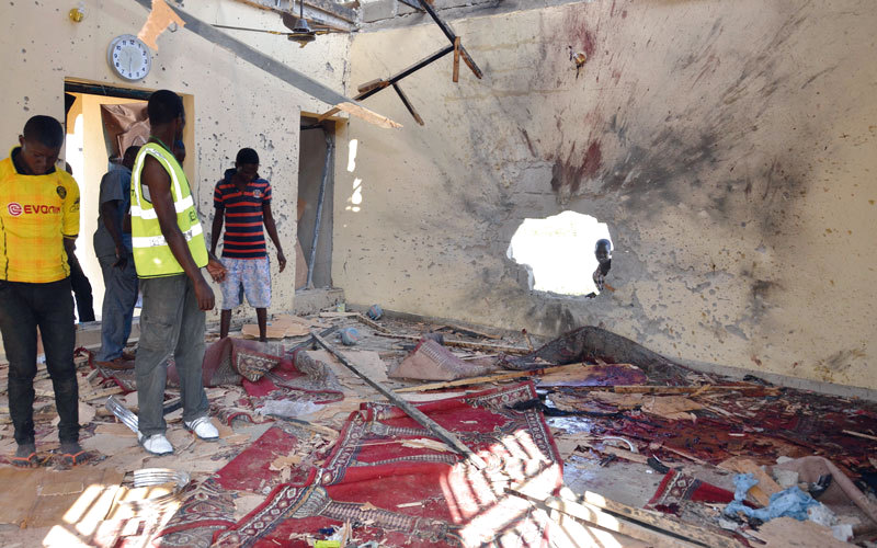 رجال الإنقاذ يفحصون حطام أحد المساجد تعرض لانفجار عن طريق طفل ملغم. أ.ب