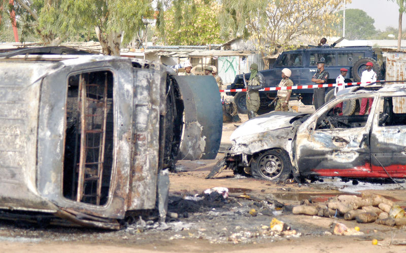 سيارة متفحمة بعد عملية انتحارية نفذها عنصر من بوكو حرام «ا.ب»
