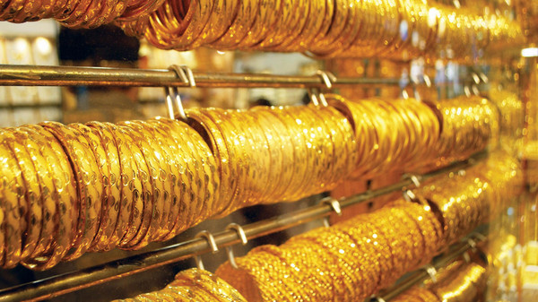 الذهب يصعد مع تراجع الأسهم والدولار