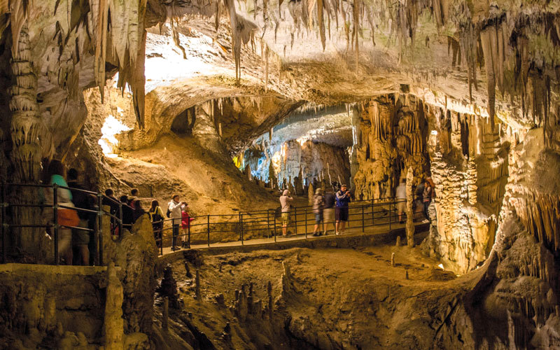 كهف بوستوينا المحاذي للفندق.  أرشيفية