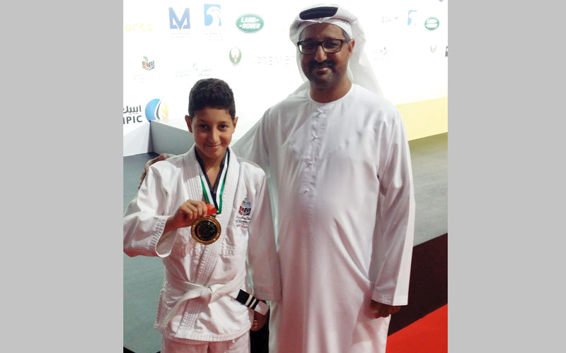 وهيب مع والده محتفلاً بالذهب. من المصدر