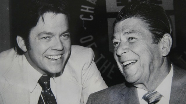 رونالد ريغان استفاد من رسم آرثر لافر (يسار) على المحرمة الورقية.  غيتي