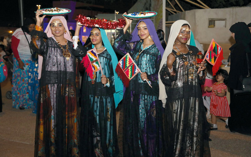 من لوحات ليلة الحناء التي قدمتها الفرقة العُمانية.  من المصدر