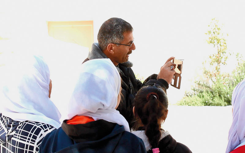 عماد أبوشمسية منسق تجمّع المدافعين عن حقوق الإنسان المشرف  على تدريب أطفال الخليل للتوثيق عبر الكاميرا. من المصدر