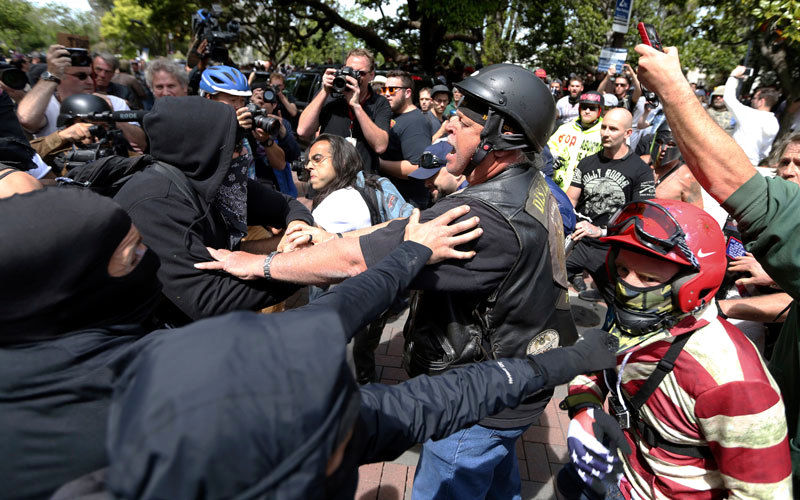 رجال الشرطة يحاولون فك اشتباك بين مؤيدين ومعارضين للرئيس ترامب. أ.ب