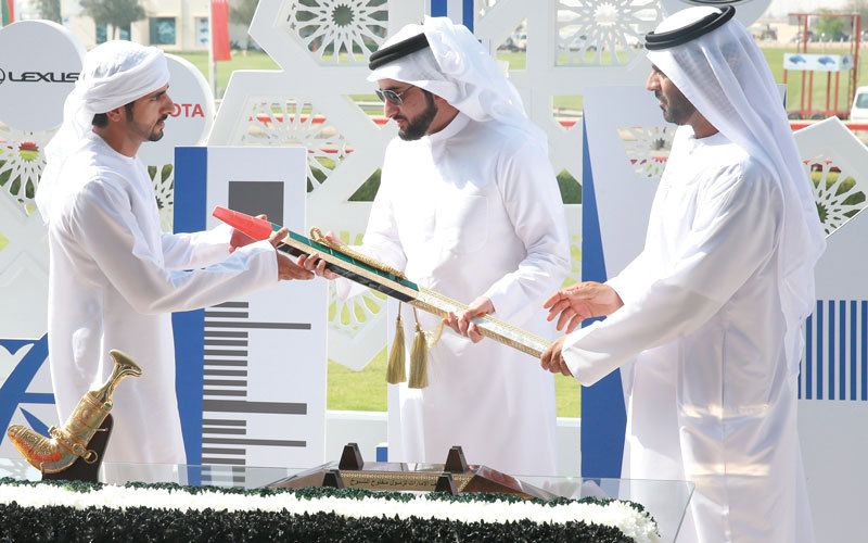 حمدان بن محمد يتسلم «سيف الإمارات» من أحمد بن محمد خلال اليوم الختامي لمهرجان الهجن. تصوير: أسامة أبوغانم